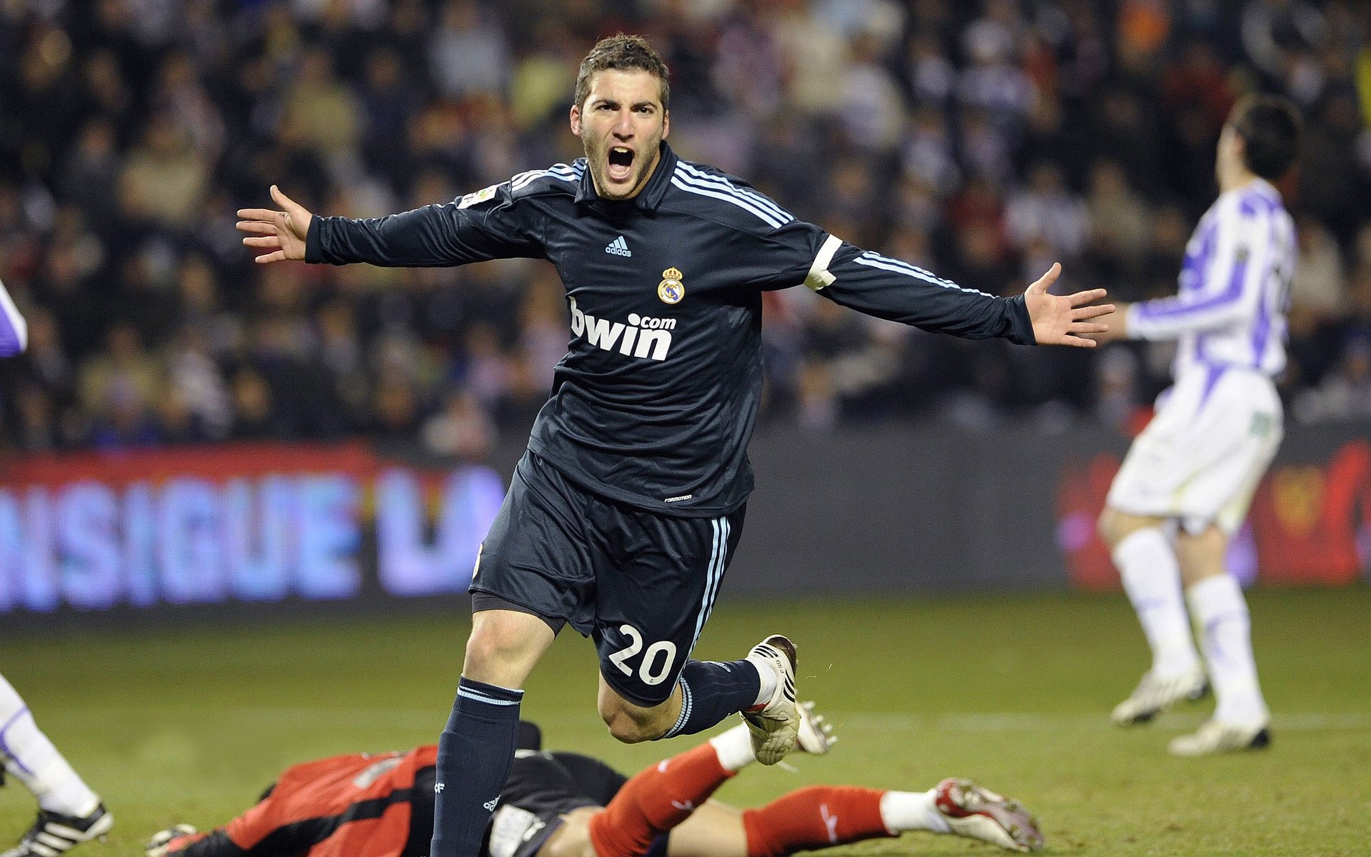 湖人主场装配全球首个“体感灯光系统”，可随比分变化，湖人主场灯光暗